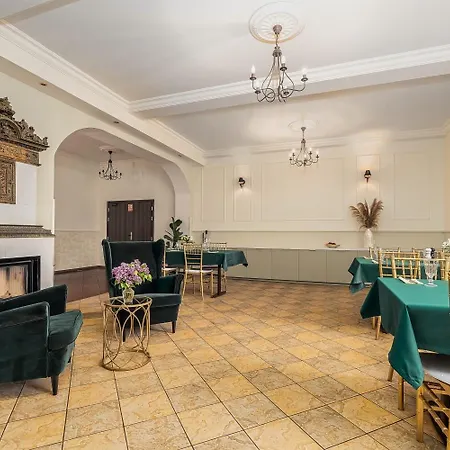 Palac Nad Jeziorem Bed and breakfast