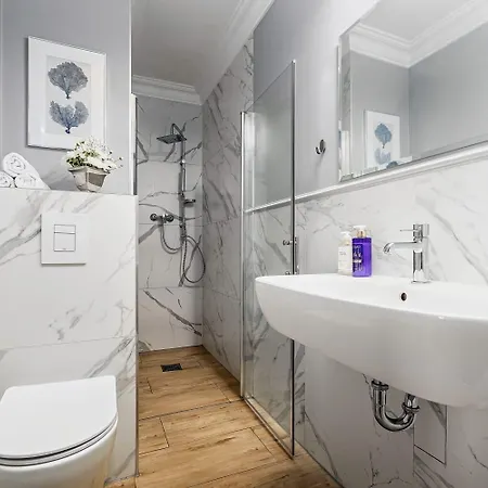 Palac Nad Jeziorem Bed & Breakfast 3*