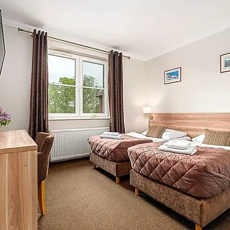Palac Nad Jeziorem Bed & Breakfast