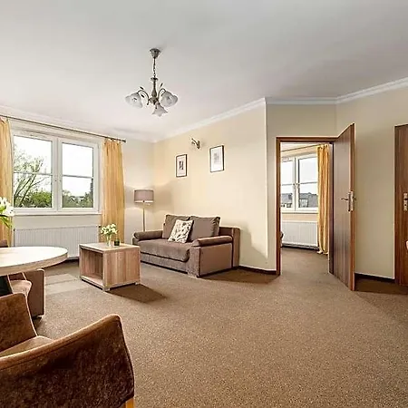 Palac Nad Jeziorem Bed & Breakfast Chociwel