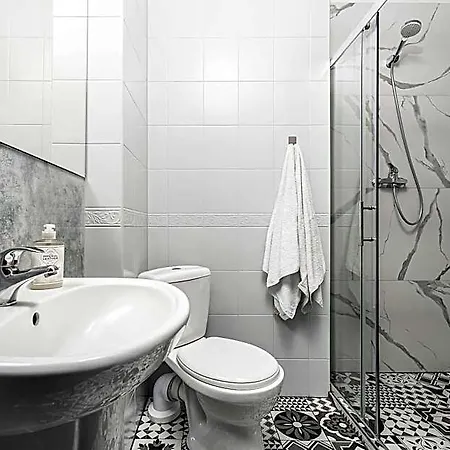 Palac Nad Jeziorem Bed & Breakfast