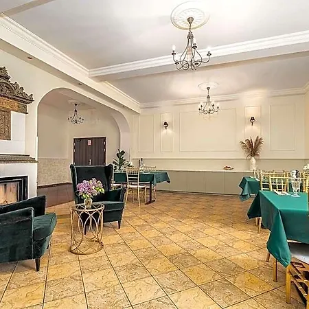 Palac Nad Jeziorem Bed & Breakfast Chociwel