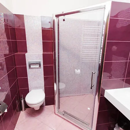 Palac Nad Jeziorem Bed and breakfast Chociwel