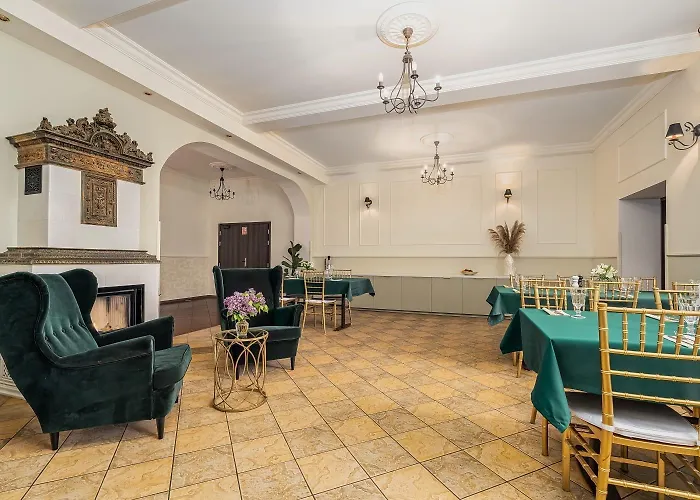 Palac Nad Jeziorem Bed and breakfast