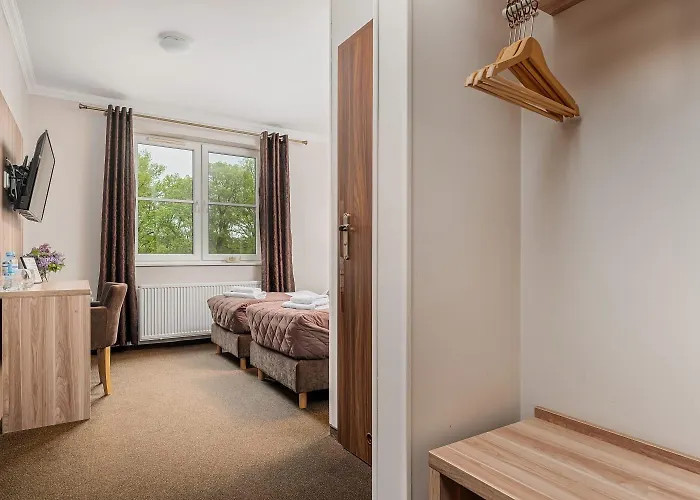 Palac Nad Jeziorem Bed and breakfast Chociwel